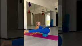 Hip Stretch Split Leg Flexibility Easy Yoga Flow #shorts #yogaexercise #yoga  #yogapractice #fyp